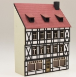 Die Modellbahnwerkstatt 1934 - H0 - Halbrelief Harzer Stadt-Fachwerkhaus mit Ladenlokal, dreistöckig
